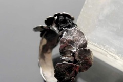 Wykonany na zlecenie srebrny pierścionek z kawałkiem lawy (przywieziony ze szczytu wulkanu przez Klienta), zdobiony motywem tropikalnych liści.